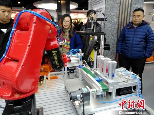 机器人娴熟抓取技术引来围观。　赵桂华 摄